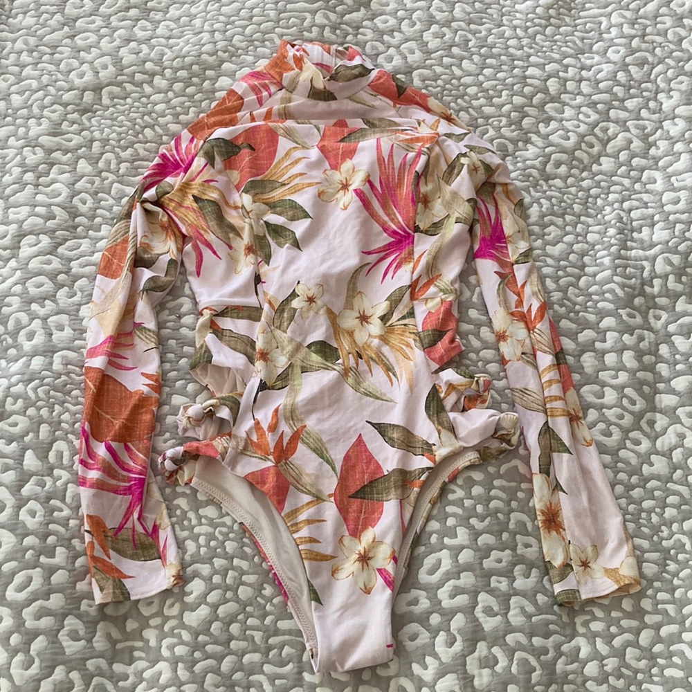 Roxy floral light surf suit. Women’s small. No tag. Long sleeve